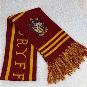 NWOT Universal Studios Harry Potter Gryffindor Scarf with Hogwarts Crest